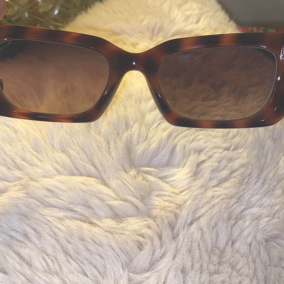 Quay Australia The DL 126 sunglasses with case. Gently Worn once, no scratches. - Picture 5 of 7